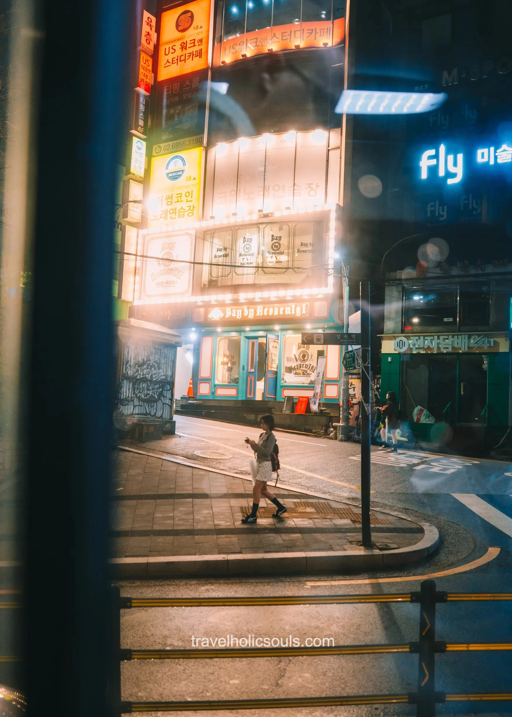 ragazza passeggia notte seoul